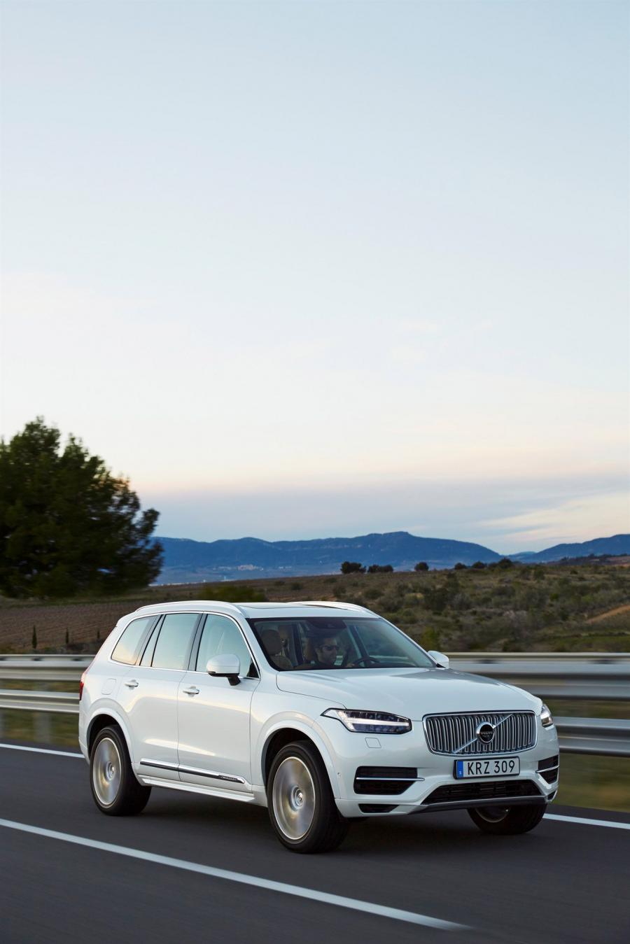  Volvo XC90 T8 2015 года  (фото 2 из 20)